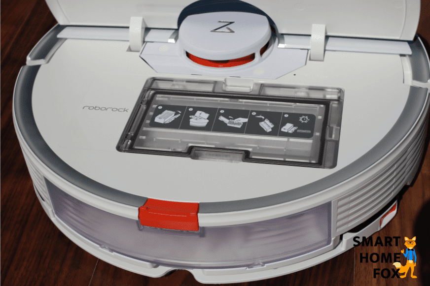 Roborock стоит с открытой крышкой на полу.